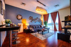 Zigzag Tower B-Travellers Retreat, 2BR with Pool and Sea View at Pearl-1008