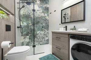 Apartament Chmielna Serce Gdańska Sypialnia & Balkon by Noclegi Renters