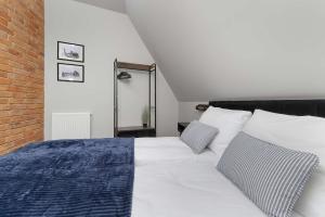 Apartament Chmielna Serce Gdańska Sypialnia & Balkon by Noclegi Renters