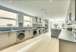 Spacious 7 Bedroom House, Perfect Location, Free Wi-Fi