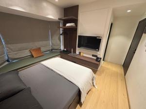 Compact Boutique studio in Bandra, off Pali Hill