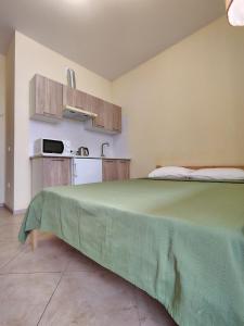 Orange Guest Rooms