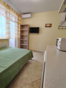 Orange Guest Rooms