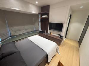 Compact Boutique studio in Bandra, off Pali Hill