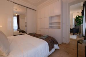 Luxury Renovated 1BR Neuilly Porte Maillot