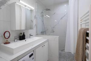 Luxury Renovated 1BR Neuilly Porte Maillot