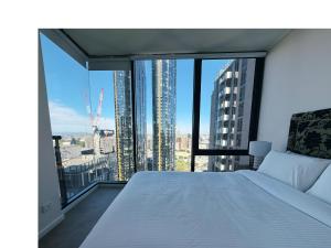 1BR Southbank Balcony Views, Pool & Free Parking