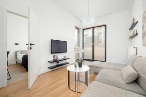 Modern Apartment with Parking and Garden by Noclegi Renters
