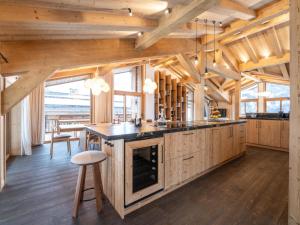 Chalet de Luxe avec Espace Détente à Courchevel Le Praz, Proche des Pistes et Commodités - FR-1-568-42