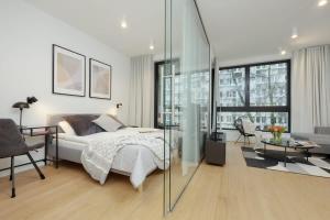 Luxury Apartments with Balcony & Air Conditioning in the Centre of Warsaw by Renters Prestige