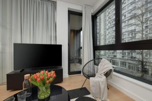 Luxury Apartments with Balcony & Air Conditioning in the Centre of Warsaw by Renters Prestige