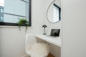 Luxury Apartments with Balcony & Air Conditioning in the Centre of Warsaw by Renters Prestige