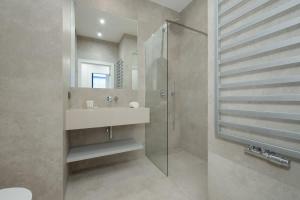 Luxury Apartments with Balcony & Air Conditioning in the Centre of Warsaw by Renters Prestige