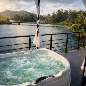 Cabaña con Jacuzzi frente al Lago