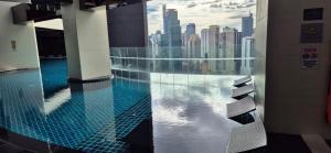 Cozy Apartment City & Mountain View with balcony FREE NETFLIX with pools sauna and sunbathing