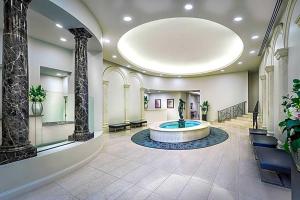 Stylish 2BR Retreat Gym Tennis Pool Sauna