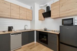 Quiet Apartment with Parking Near the City Center by Noclegi Renters