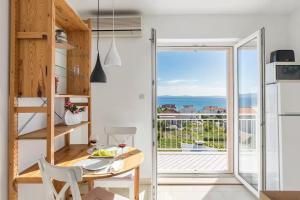 Holiday home with several apartments, a pool, sea views and a barbecue near Split