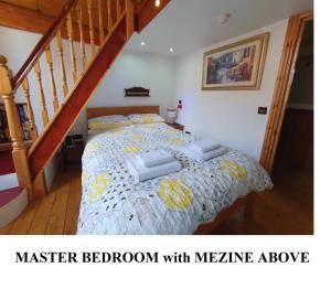 FREE DOG STAY - LARGE APARTMENT - Walk in Shower -FULL Kitchen - Free On Street Parking, NETFLIX - Super Fast WiFi - DVDs-Welcome Tray - No Deposits - Just Meters from Gavin n Stacey Film House