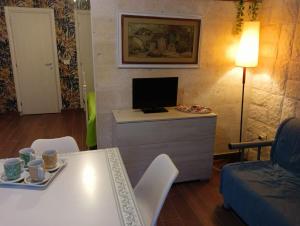 Apartment sleeps 4 in a villa 100m from the sandy sea