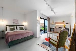 Studio Apt Four M