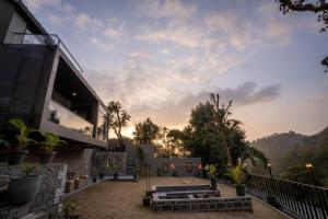 SaffronStays Elysian
