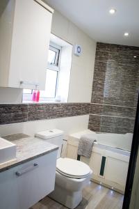 Sunny Room in High Wycombe with Private Parking