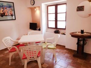 Spektar - Three-bedroom House with Grill in City Center