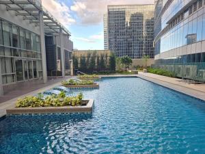BGC Uptown Parksuites Modern 1BR with Balcony 300mbps