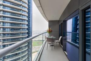 BLVD - Stylish Stay in Paramount - Skyline Views