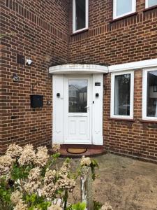 Stylish Heathrow Retreat 2-Bed Near Station