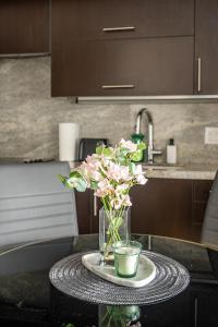 Elegance In Peonies 1 Bedroom Condo 23 Floor Free parking in Downtown Toronto