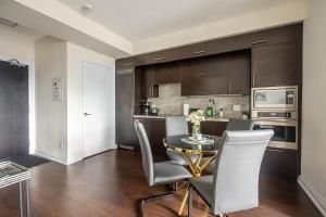 Elegance In Peonies 1 Bedroom Condo 23 Floor Free parking in Downtown Toronto