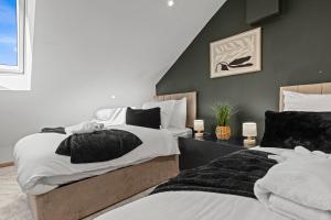 New Modern 3BR Home Near Town Centre with Garden