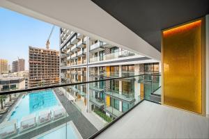 FIRST CLASS Stylish 2BR Sparkling Pool View