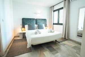 Renovated Apartment with Sea Views and Pool with Private Parking