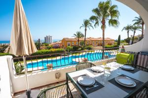 Renovated Apartment with Sea Views and Pool with Private Parking