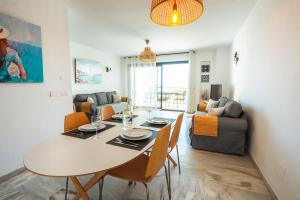 Renovated Apartment with Sea Views and Pool with Private Parking