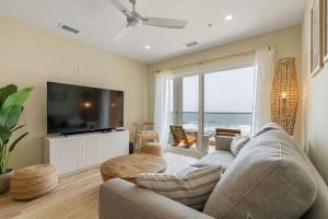 Oceanside Oasis Oceanfront with Pool and Elevator