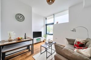 Staines 2 Bed Apartment - Free Parking - Ideal for Contractors & Leisure