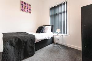 Modern 2BR House in Bolton Free Parking Ideal for Long Stays