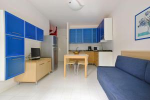 Two-level flat for groups in Lignano