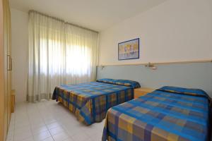 Two-level flat for groups in Lignano
