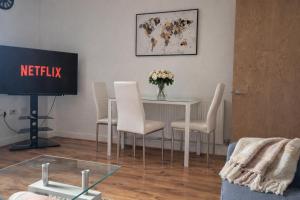 1 Bed Apartment Near Kelham Island, FREE Parking - Hosted by StayHostSave