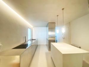 Newly Renovated Spacious Penthouse with Terrace