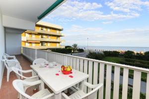 Equipped flat with garden and pool