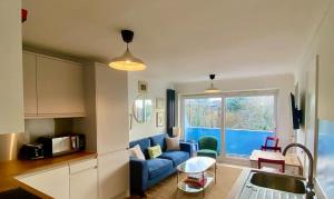 Modern 2-Bed Apartment with Off-Street Parking in Chiswick