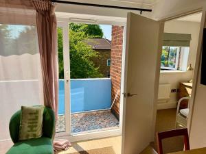 Modern 2-Bed Apartment with Off-Street Parking in Chiswick