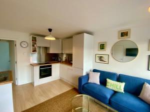 Modern 2-Bed Apartment with Off-Street Parking in Chiswick