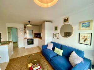 Modern 2-Bed Apartment with Off-Street Parking in Chiswick